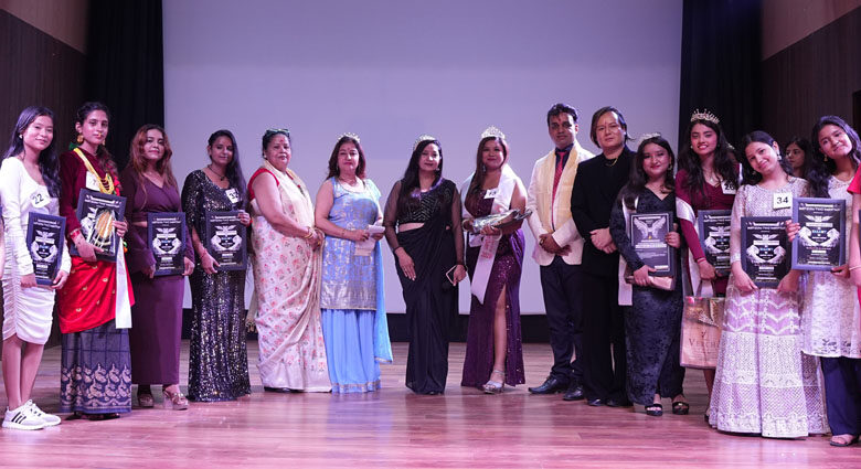 मिस प्रियंका जोशी और मिसेज कल्पना जोशी के सिर सजा “तीज क्वीन” का ताज मिस प्रियंका जोशी और मिसेज कल्पना जोशी के सिर सजा “तीज क्वीन” का ताज