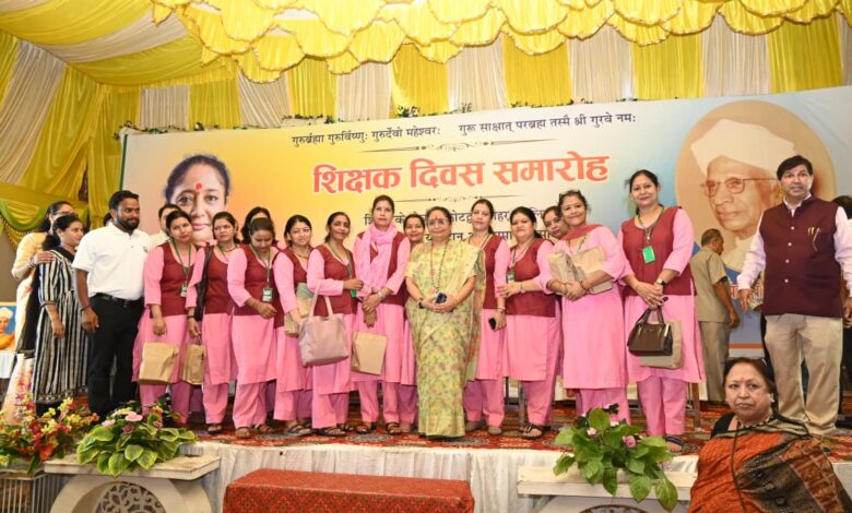 शिक्षक समाज की दिशा और आने वाली पीढ़ी का भविष्य तय करते हैं : ऋतु खण्डूडी भूषण शिक्षक समाज की दिशा और आने वाली पीढ़ी का भविष्य तय करते हैं : ऋतु खण्डूडी भूषण