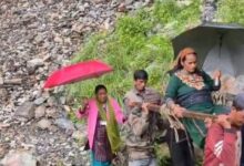 विकास खंड देवाल के अंतर्गत सड़क सुविधा से कोसों दूर पिनाऊ गांव की एक प्रसूता को डोली के सहारे सड़क तक पहुंचाया विकास खंड देवाल के अंतर्गत सड़क सुविधा से कोसों दूर पिनाऊ गांव की एक प्रसूता को डोली के सहारे सड़क तक पहुंचाया