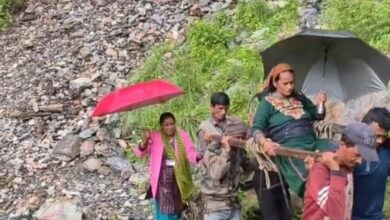 विकास खंड देवाल के अंतर्गत सड़क सुविधा से कोसों दूर पिनाऊ गांव की एक प्रसूता को डोली के सहारे सड़क तक पहुंचाया विकास खंड देवाल के अंतर्गत सड़क सुविधा से कोसों दूर पिनाऊ गांव की एक प्रसूता को डोली के सहारे सड़क तक पहुंचाया