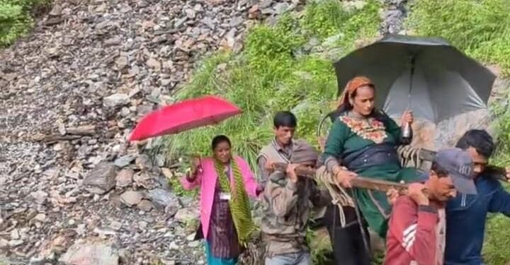 विकास खंड देवाल के अंतर्गत सड़क सुविधा से कोसों दूर पिनाऊ गांव की एक प्रसूता को डोली के सहारे सड़क तक पहुंचाया