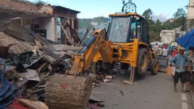 मसूरी के रॉक स्टोन पर चला एमडीडीए का बुलडोजर, अपर माल रोड पर अनाधिकृत निर्माण ध्वस्त