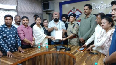 ‘वसूली अभियान मोर्चा’ की आपत्तिजनक पोस्ट के खिलाफ कांग्रेस कार्यकर्ताओं का आक्रोश, स्वाति नेगी संग एसएसपी कार्यालय पहुंचकर दी शिकायत