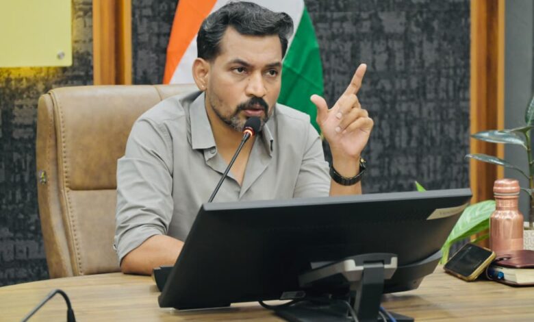 ऋण फर्जीवाड़े के प्रकरणों पर जिला प्रशासन सख्त, डीएम ने दिए एसआईटी जांच और कार्रवाई के निर्देश ऋण फर्जीवाड़े के प्रकरणों पर जिला प्रशासन सख्त, डीएम ने दिए एसआईटी जांच और कार्रवाई के निर्देश
