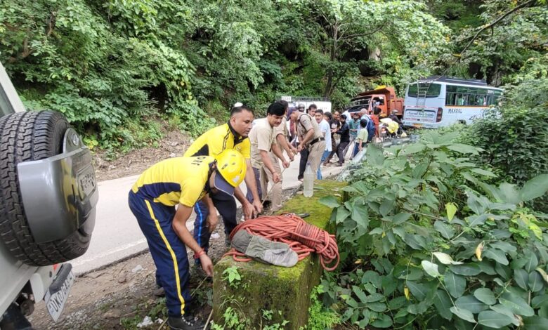 दुर्गम खाई से SDRF ने सुरक्षित बाहर निकाला दुर्घटना में मृत चालक का शव