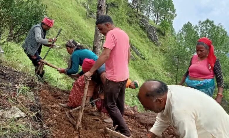 सड़क के इंतजार में सूना होता गांव: कभी 40 परिवारों की चहल-पहल, अब ग्रामीण खुद काट रहे सड़क सड़क के इंतजार में सूना होता गांव: कभी 40 परिवारों की चहल-पहल, अब ग्रामीण खुद काट रहे सड़क