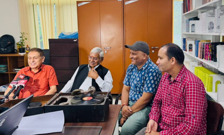 गढ़वाल और कुमाऊं के लगभग लुप्त हो चुके ग्रामोफोन रिकॉर्ड गानों को दून पुस्तकालय एवं शोध केन्द्र ने डिजिटल करके नई ज़िंदगी दी