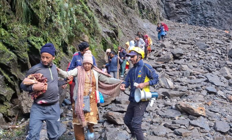 चीड़वासा में लैंडस्लाइड प्रभावित मार्ग से 6500 से अधिक यात्रियों को SDRF ने सुरक्षित निकाला चीड़वासा में लैंडस्लाइड प्रभावित मार्ग से 6500 से अधिक यात्रियों को SDRF ने सुरक्षित निकाला
