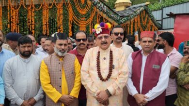 धर्मस्व मंत्री सतपाल महाराज पहुंचे सिरमौर के शिलाई, पश्मी गांव जागड़ा मेले के दो दिवसीय आयोजन के दूसरे दिन छत्रधारी चालदा महासू महाराज के दर्शन कर पूजा अर्चना की