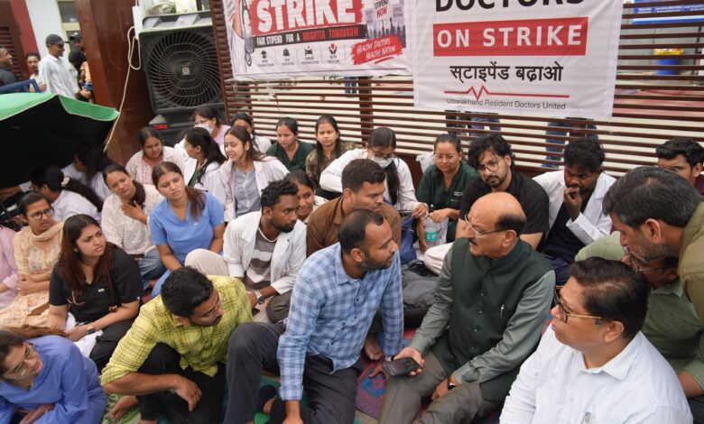 मंत्री सुबोध उनियाल ने दून अस्पताल पहुंचकर पीजी, एसआर और जेआर डॉक्टरों को दिया स्टाइपेंड बढ़ाने का भरोसा, धरना स्थगित मंत्री सुबोध उनियाल ने दून अस्पताल पहुंचकर पीजी, एसआर और जेआर डॉक्टरों को दिया स्टाइपेंड बढ़ाने का भरोसा, धरना स्थगित