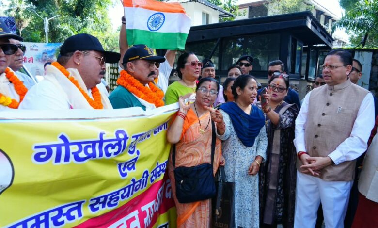 मुख्यमंत्री ने नेपाल आपदा राहत सहायता दल को हरी झंडी दिखाकर किया रवाना मुख्यमंत्री ने नेपाल आपदा राहत सहायता दल को हरी झंडी दिखाकर किया रवाना