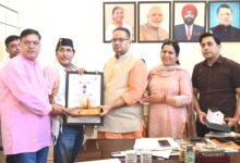 कैबिनेट मंत्री गणेश जोशी ने डॉ. डी.आर. पुरोहित को ‘राज्य वाद्ययंत्र सम्मान’ से सम्मानित किया कैबिनेट मंत्री गणेश जोशी ने डॉ. डी.आर. पुरोहित को ‘राज्य वाद्ययंत्र सम्मान’ से सम्मानित किया