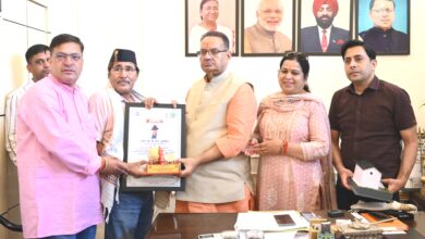 कैबिनेट मंत्री गणेश जोशी ने डॉ. डी.आर. पुरोहित को ‘राज्य वाद्ययंत्र सम्मान’ से सम्मानित किया कैबिनेट मंत्री गणेश जोशी ने डॉ. डी.आर. पुरोहित को ‘राज्य वाद्ययंत्र सम्मान’ से सम्मानित किया