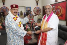 संघ के वरिष्ठ अखिल भारतीय प्रचारक भैय्याजी जोशी ने महाराज से भेंट कर उन्हें जन्मदिन की शुभकामनाएं दी संघ के वरिष्ठ अखिल भारतीय प्रचारक भैय्याजी जोशी ने महाराज से भेंट कर उन्हें जन्मदिन की शुभकामनाएं दी