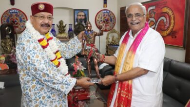 संघ के वरिष्ठ अखिल भारतीय प्रचारक भैय्याजी जोशी ने महाराज से भेंट कर उन्हें जन्मदिन की शुभकामनाएं दी