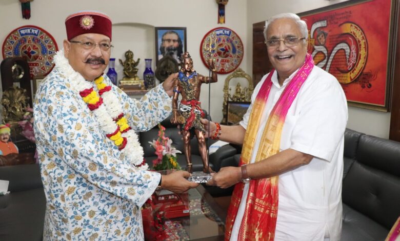 संघ के वरिष्ठ अखिल भारतीय प्रचारक भैय्याजी जोशी ने महाराज से भेंट कर उन्हें जन्मदिन की शुभकामनाएं दी संघ के वरिष्ठ अखिल भारतीय प्रचारक भैय्याजी जोशी ने महाराज से भेंट कर उन्हें जन्मदिन की शुभकामनाएं दी