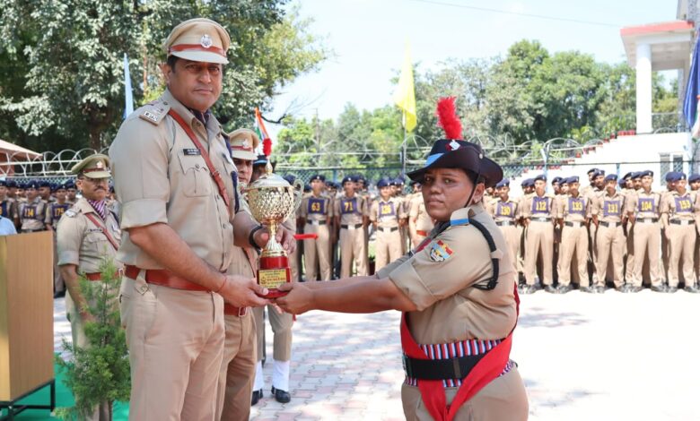 एसएसपी देहरादून की गरिमामयी उपस्थिती में पुलिस लाइन देहरादून में आयोजित की गई पासिंग आउट सेरेमनी एसएसपी देहरादून की गरिमामयी उपस्थिती में पुलिस लाइन देहरादून में आयोजित की गई पासिंग आउट सेरेमनी