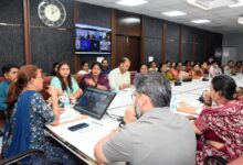 “आंगन का मिलन” कार्यक्रम को महज कार्यक्रम नहीं, जनसेवा के महत्वपूर्ण अभियान के रूप में लें अधिकारी: रेखा आर्या “आंगन का मिलन” कार्यक्रम को महज कार्यक्रम नहीं, जनसेवा के महत्वपूर्ण अभियान के रूप में लें अधिकारी: रेखा आर्या