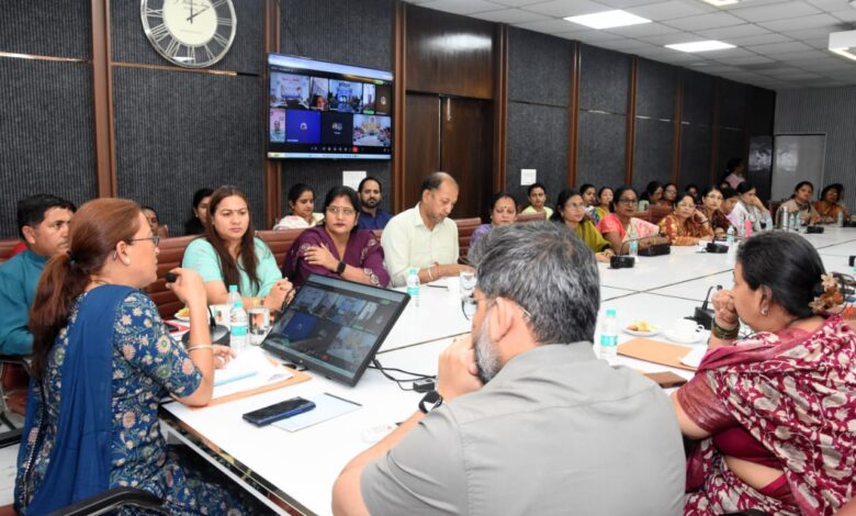 “आंगन का मिलन” कार्यक्रम को महज कार्यक्रम नहीं, जनसेवा के महत्वपूर्ण अभियान के रूप में लें अधिकारी: रेखा आर्या “आंगन का मिलन” कार्यक्रम को महज कार्यक्रम नहीं, जनसेवा के महत्वपूर्ण अभियान के रूप में लें अधिकारी: रेखा आर्या