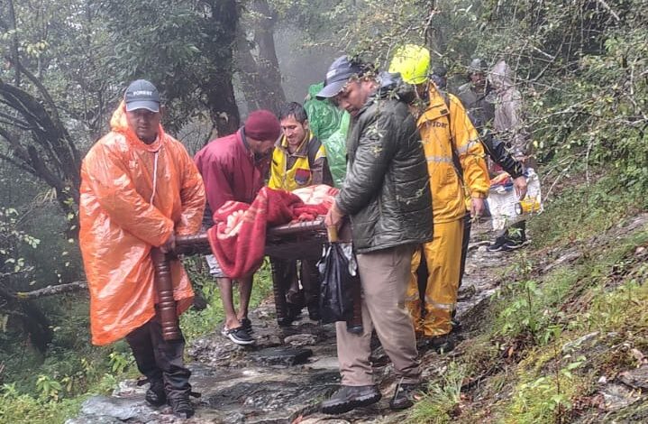 रुद्रनाथ ट्रैक पर हादसा, 150 मीटर गहरी खाई से SDRF ने ट्रैकर को सुरक्षित निकाला