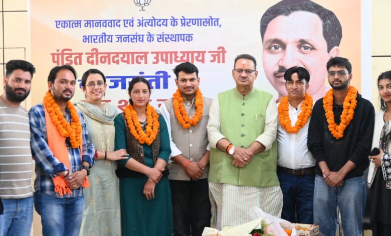एमपीजी कॉलेज मसूरी के छात्रसंघ चुनाव में एबीवीपी के विजयी प्रत्याशियों को कैबिनेट मंत्री गणेश जोशी ने दी जीत की बधाई एमपीजी कॉलेज मसूरी के छात्रसंघ चुनाव में एबीवीपी के विजयी प्रत्याशियों को कैबिनेट मंत्री गणेश जोशी ने दी जीत की बधाई