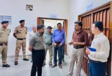 डीएम ने राजनीतिक दलों के प्रतिनिधियों के साथ ईवीएम वेयरहाउस का किया निरीक्षण