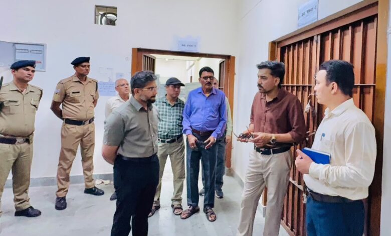 डीएम ने राजनीतिक दलों के प्रतिनिधियों के साथ ईवीएम वेयरहाउस का किया निरीक्षण