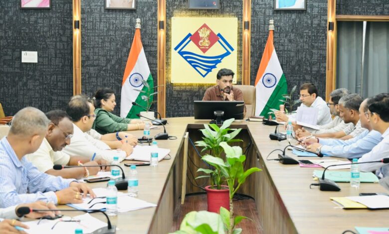 नदियों में कूड़ा डालने वालों पर होगी एफआईआर, डीएम ने अनधिकृत डंपिंग साइट तत्काल चिन्हित करने के निर्देश