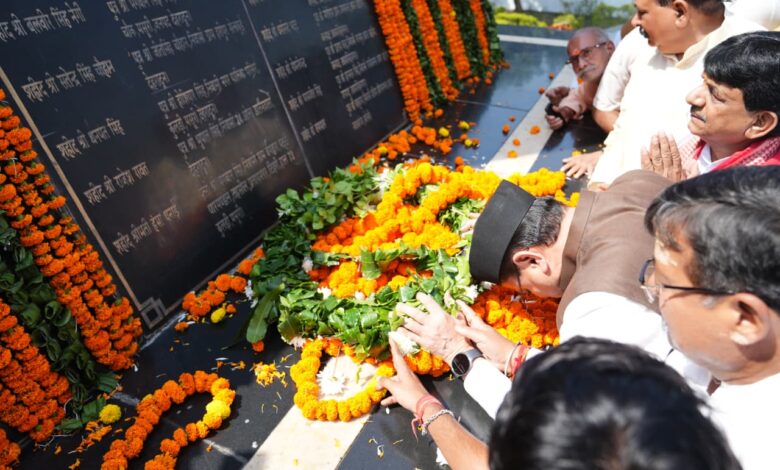 राज्य आंदोलन के जिन शहीदों की प्रतिमाएं अब तक स्थापित नहीं हुईं, उनके पैतृक गांव अथवा निवास क्षेत्र में स्थापित की जाएंगीः मुख्यमंत्री राज्य आंदोलन के जिन शहीदों की प्रतिमाएं अब तक स्थापित नहीं हुईं, उनके पैतृक गांव अथवा निवास क्षेत्र में स्थापित की जाएंगीः मुख्यमंत्री