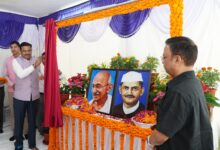 सीएस ने सचिवालय में महात्मा गांधी एवं लाल बहादुर शास्त्री की जयंती पर उनके चित्रों पर माल्यार्पण कर श्रद्धासुमन अर्पित किए