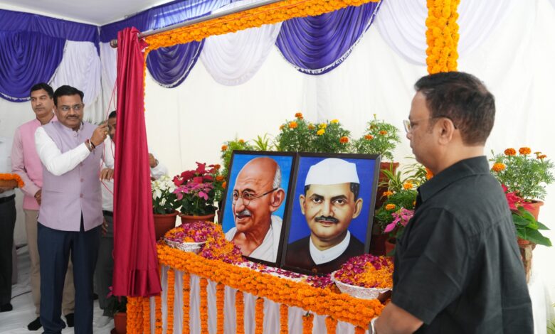 सीएस ने सचिवालय में महात्मा गांधी एवं लाल बहादुर शास्त्री की जयंती पर उनके चित्रों पर माल्यार्पण कर श्रद्धासुमन अर्पित किए