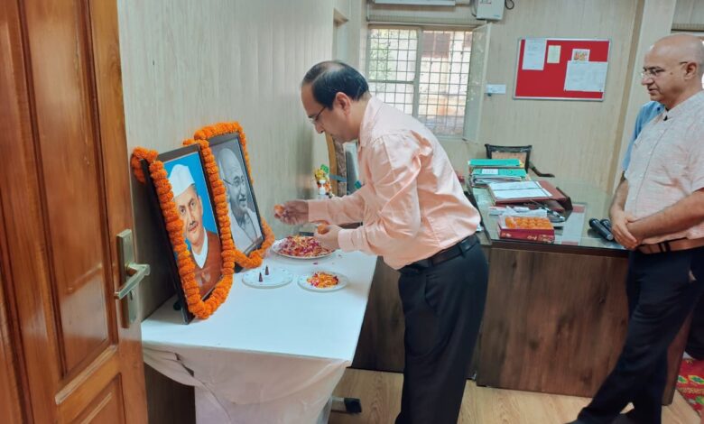 मुख्य चिकित्सा अधिकारी कार्यालय देहरादून में मनाई गई महात्मा गांधी एवं लाल बहादुर शास्त्री जी की जयंती