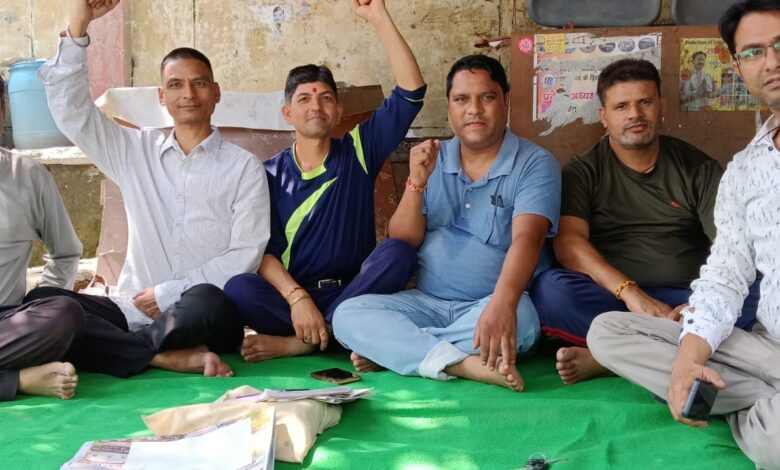 शिक्षा निदेशालय में 108दिन से क्रमिक अनशन पर डटे रहे शारीरिक शिक्षा प्रशिक्षित बेरोजगार युवा