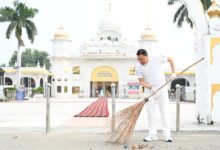 सेवा संकल्प अभियान’ के तहत नानकमत्ता पहुंचे मुख्यमंत्री धामी, स्वच्छता अभियान में किया श्रमदान सेवा संकल्प अभियान’ के तहत नानकमत्ता पहुंचे मुख्यमंत्री धामी, स्वच्छता अभियान में किया श्रमदान
