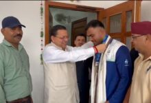 एशियन गेम्स में कांस्य पदक जीतने वाले बॉक्सर कपिल पोखरिया ने मुख्यमंत्री धामी से की भेंट एशियन गेम्स में कांस्य पदक जीतने वाले बॉक्सर कपिल पोखरिया ने मुख्यमंत्री धामी से की भेंट