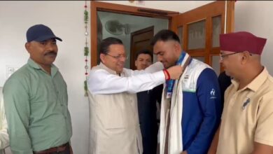 एशियन गेम्स में कांस्य पदक जीतने वाले बॉक्सर कपिल पोखरिया ने मुख्यमंत्री धामी से की भेंट एशियन गेम्स में कांस्य पदक जीतने वाले बॉक्सर कपिल पोखरिया ने मुख्यमंत्री धामी से की भेंट