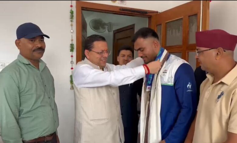 एशियन गेम्स में कांस्य पदक जीतने वाले बॉक्सर कपिल पोखरिया ने मुख्यमंत्री धामी से की भेंट एशियन गेम्स में कांस्य पदक जीतने वाले बॉक्सर कपिल पोखरिया ने मुख्यमंत्री धामी से की भेंट