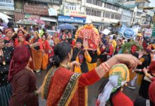मसूरी में शरदोत्सव का रंगारंग आगाज, लोक संस्कृति के रंग में रंगा गांधी चौक डीएम डॉ. आशीष चौहान व पालिकाध्यक्ष मीरा सकलानी ने किया शरदोत्सव-2026 का शुभारंभ