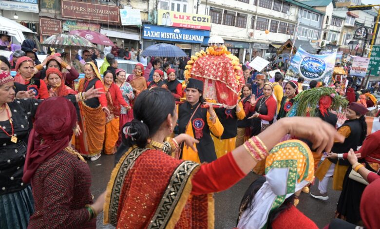 मसूरी में शरदोत्सव का रंगारंग आगाज, लोक संस्कृति के रंग में रंगा गांधी चौक डीएम डॉ. आशीष चौहान व पालिकाध्यक्ष मीरा सकलानी ने किया शरदोत्सव-2026 का शुभारंभ मसूरी में शरदोत्सव का रंगारंग आगाज, लोक संस्कृति के रंग में रंगा गांधी चौक डीएम डॉ. आशीष चौहान व पालिकाध्यक्ष मीरा सकलानी ने किया शरदोत्सव-2026 का शुभारंभ