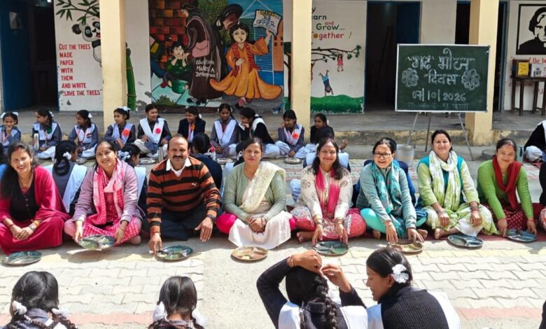 राजकीय बालिका इंटर कॉलेज पोखरी में मनाया गया गढ़भोज दिवस,परोसी गई भट्ट की चुड़कानी और झंगोरे की खीर राजकीय बालिका इंटर कॉलेज पोखरी में मनाया गया गढ़भोज दिवस,परोसी गई भट्ट की चुड़कानी और झंगोरे की खीर