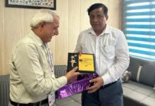 देहरादून इंटरनेशनल फिल्म फेस्टिवल प्रतिनिधि रामानंद भट्ट ने सचिव बंशीधर तिवारी को स्मृति चिन्ह देकर किया सम्मानित देहरादून इंटरनेशनल फिल्म फेस्टिवल प्रतिनिधि रामानंद भट्ट ने सचिव बंशीधर तिवारी को स्मृति चिन्ह देकर किया सम्मानित