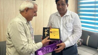 देहरादून इंटरनेशनल फिल्म फेस्टिवल प्रतिनिधि रामानंद भट्ट ने सचिव बंशीधर तिवारी को स्मृति चिन्ह देकर किया सम्मानित देहरादून इंटरनेशनल फिल्म फेस्टिवल प्रतिनिधि रामानंद भट्ट ने सचिव बंशीधर तिवारी को स्मृति चिन्ह देकर किया सम्मानित