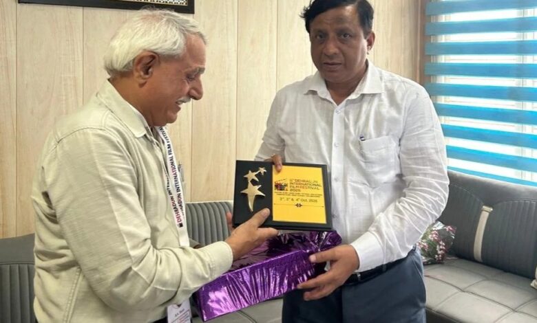 देहरादून इंटरनेशनल फिल्म फेस्टिवल प्रतिनिधि रामानंद भट्ट ने सचिव बंशीधर तिवारी को स्मृति चिन्ह देकर किया सम्मानित