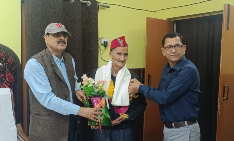 डायट चमोली में सुप्रसिद्ध गढ़वाली कवि मुरली दीवान सम्मानित डायट चमोली में सुप्रसिद्ध गढ़वाली कवि मुरली दीवान सम्मानित