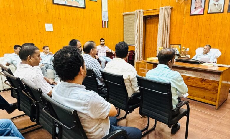 जनहित के कार्यों में तेजी लाने के लिए मेयर सौरभ थपलियाल ने ली यूपीसीएल, जल संस्थान,सिंचाई एवं अन्य विभागो की बैठक