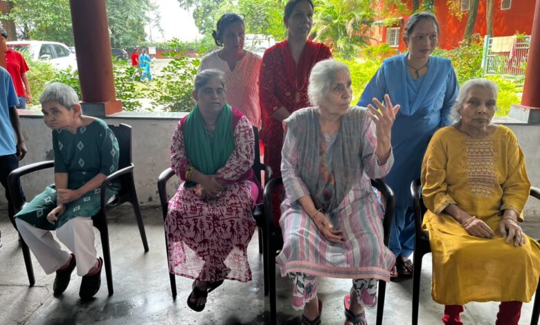 दिव्यांगजनों को मतदान के प्रति किया जागरूक, शत-प्रतिशत मतदान का आह्वान दिव्यांगजनों को मतदान के प्रति किया जागरूक, शत-प्रतिशत मतदान का आह्वान