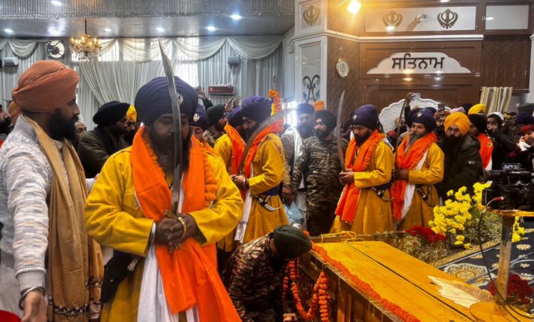 साल की अंतिम अरदास, सेना के बैंड की गूंज, नम आंखें और ‘वाहेगुरु जी’ के जयकारों के बीच शीतकाल के लिए बंद हुए श्री हेमकुण्ड साहिब के कपाट साल की अंतिम अरदास, सेना के बैंड की गूंज, नम आंखें और ‘वाहेगुरु जी’ के जयकारों के बीच शीतकाल के लिए बंद हुए श्री हेमकुण्ड साहिब के कपाट