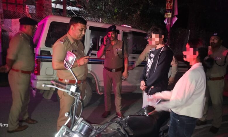 ऑपरेशन नाइट स्ट्राइक में पुलिस की छापेमारी, शराब पीकर वाहन चलाने वाले 27 गिरफ्तार ऑपरेशन नाइट स्ट्राइक में पुलिस की छापेमारी, शराब पीकर वाहन चलाने वाले 27 गिरफ्तार