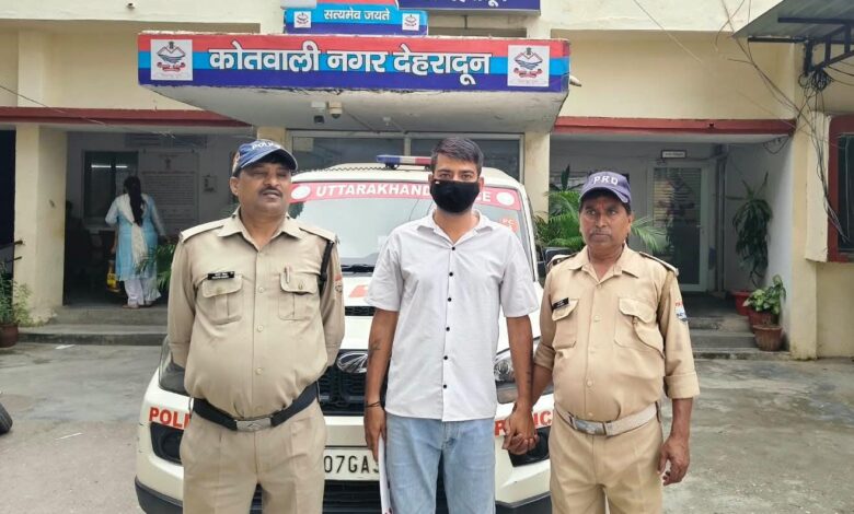 दून मेडिकल कॉलेज में चापड़ लहराते हुए हंगामा करना वाला गिरफ्तार दून मेडिकल कॉलेज में चापड़ लहराते हुए हंगामा करना वाला गिरफ्तार