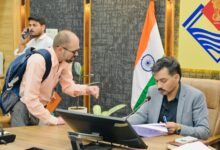 अपनों की प्रताड़ना से टूटे बुजुर्ग, न्याय की आस में पहुंचे समाधान दिवस अपनों की प्रताड़ना से टूटे बुजुर्ग, न्याय की आस में पहुंचे समाधान दिवस